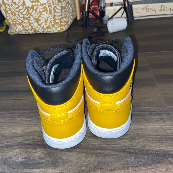 Air Jordan 1 University Gold Mids - Picture 2 of 3